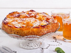 Обърнат сладкиш / кекс със сирене рикота, ябълки, дюли, орехи и карамел в тава за десерт - снимка на рецептата